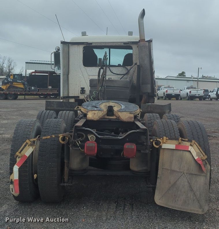 image for item NG9372 2000 Mack CH613 semi truck