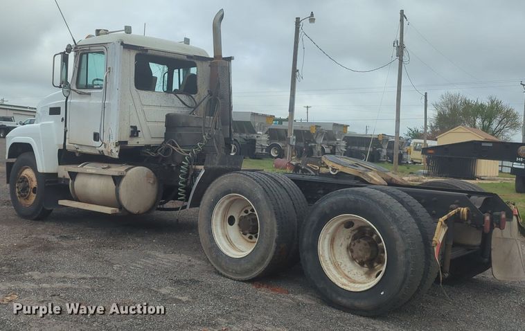 image for item NG9372 2000 Mack CH613 semi truck