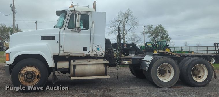 image for item NG9372 2000 Mack CH613 semi truck