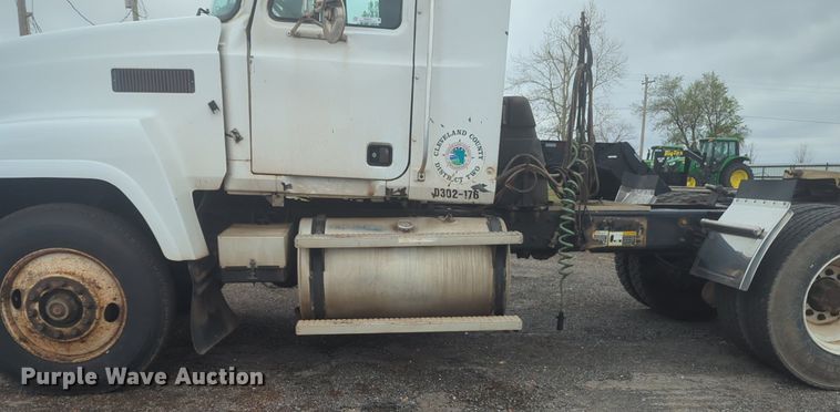 image for item NG9372 2000 Mack CH613 semi truck