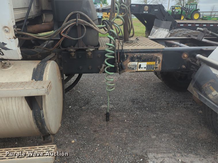 image for item NG9372 2000 Mack CH613 semi truck