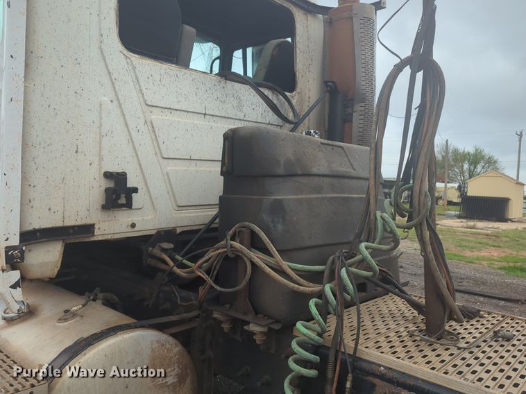 image for item NG9372 2000 Mack CH613 semi truck