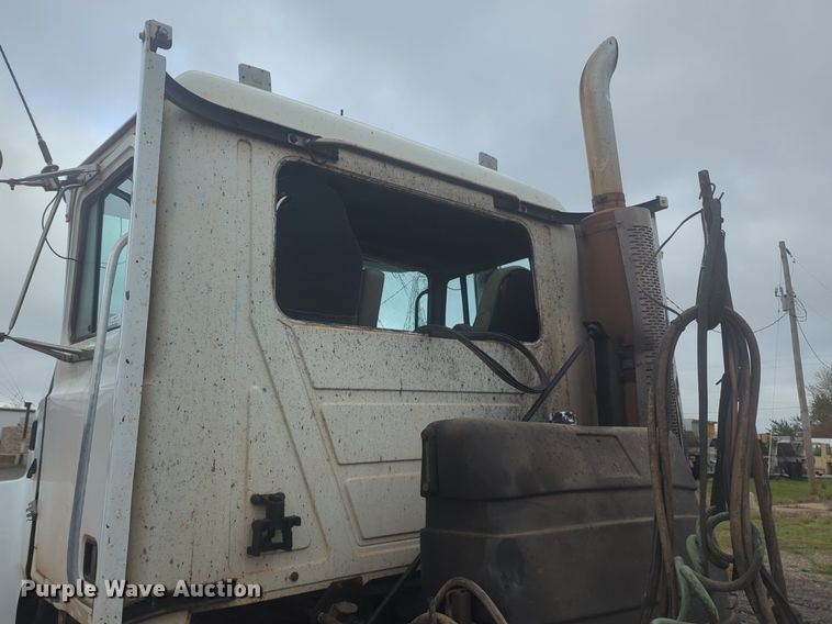 image for item NG9372 2000 Mack CH613 semi truck