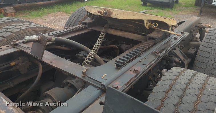 image for item NG9372 2000 Mack CH613 semi truck