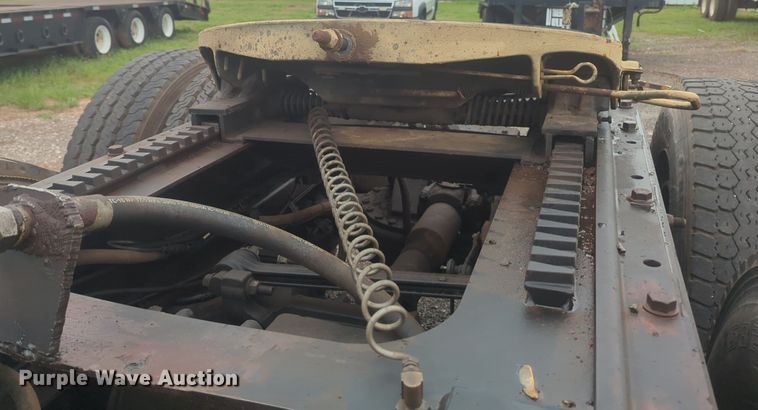 image for item NG9372 2000 Mack CH613 semi truck