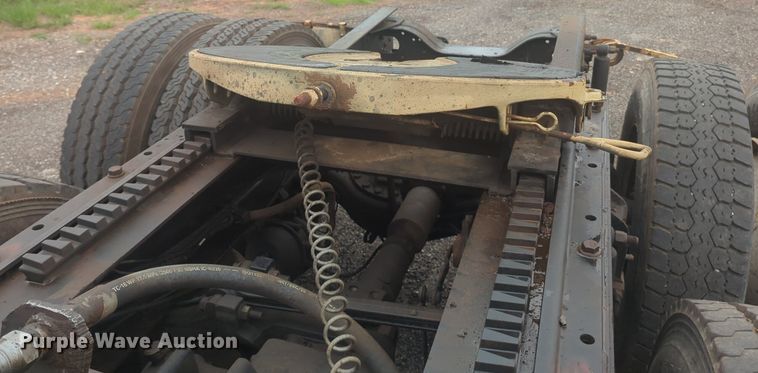 image for item NG9372 2000 Mack CH613 semi truck