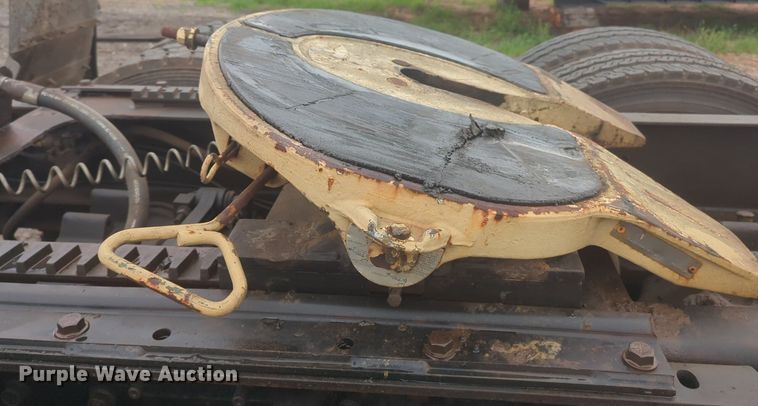 image for item NG9372 2000 Mack CH613 semi truck