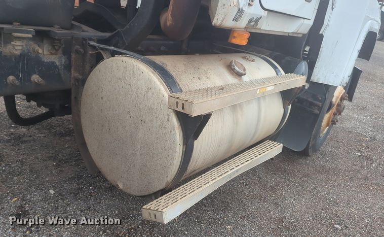 image for item NG9372 2000 Mack CH613 semi truck