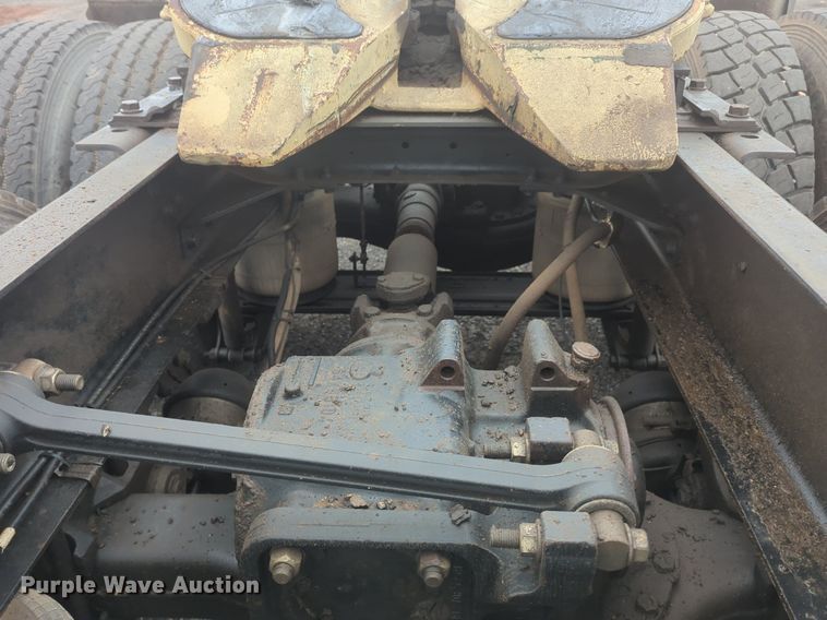 image for item NG9372 2000 Mack CH613 semi truck