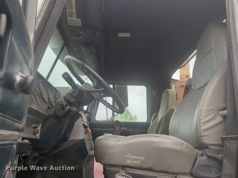 image for item NG9372 2000 Mack CH613 semi truck