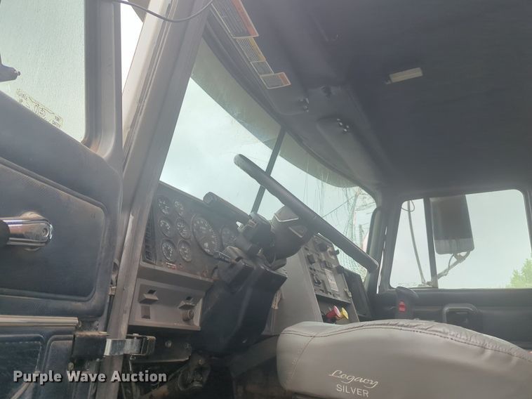 image for item NG9372 2000 Mack CH613 semi truck