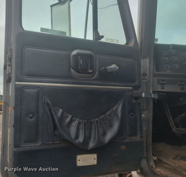 image for item NG9372 2000 Mack CH613 semi truck