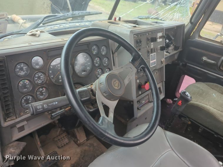 image for item NG9372 2000 Mack CH613 semi truck