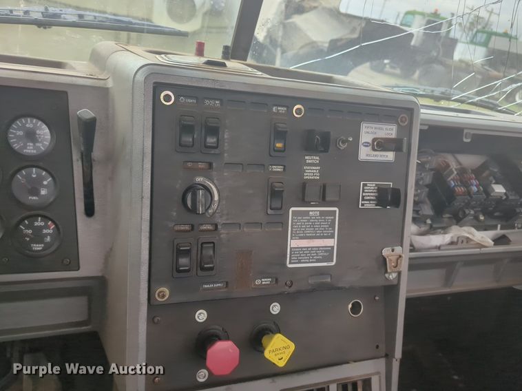 image for item NG9372 2000 Mack CH613 semi truck