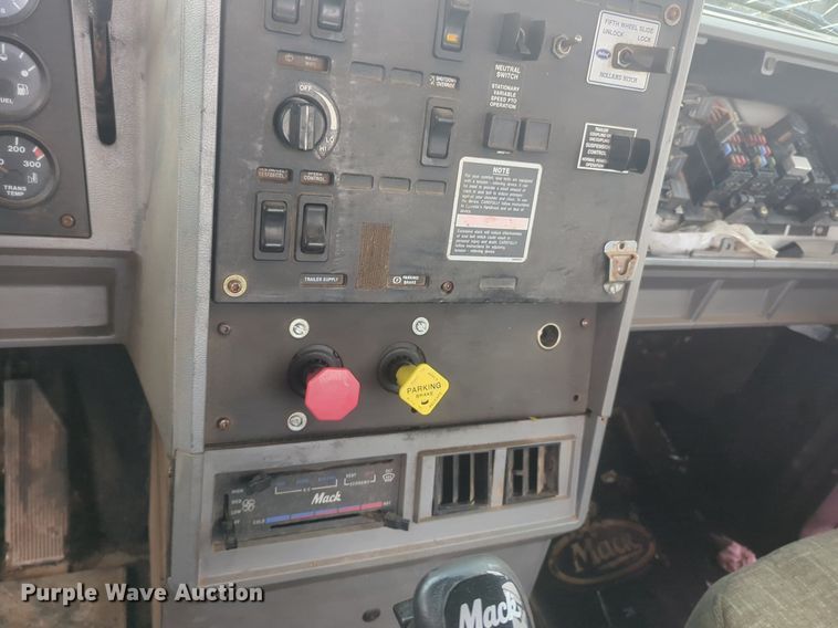 image for item NG9372 2000 Mack CH613 semi truck