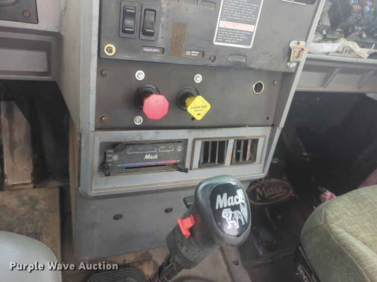 image for item NG9372 2000 Mack CH613 semi truck