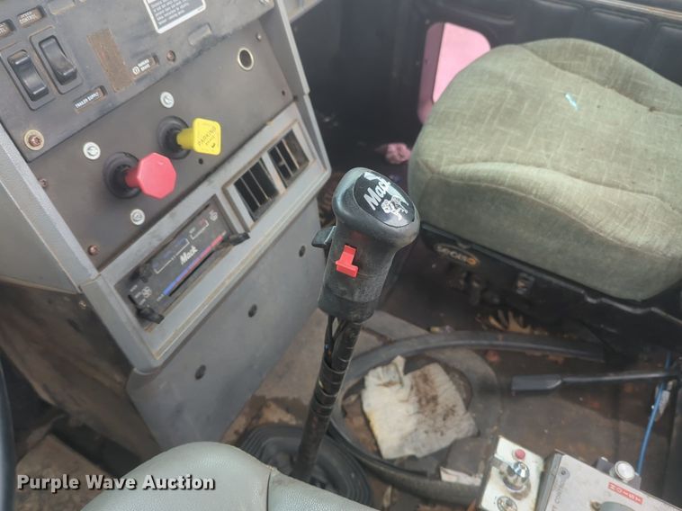 image for item NG9372 2000 Mack CH613 semi truck