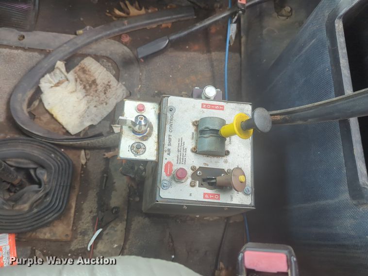 image for item NG9372 2000 Mack CH613 semi truck