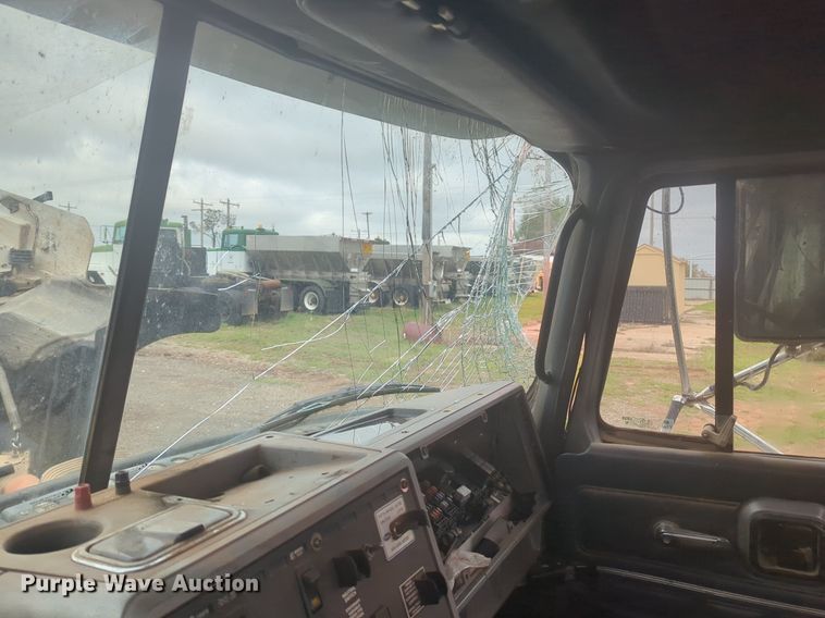 image for item NG9372 2000 Mack CH613 semi truck