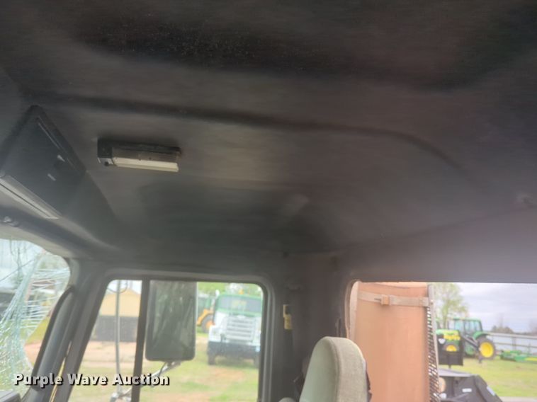 image for item NG9372 2000 Mack CH613 semi truck