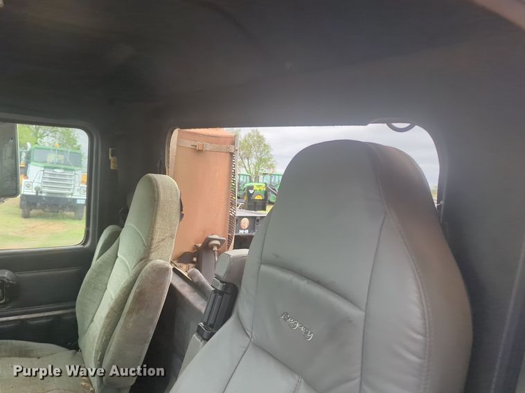 image for item NG9372 2000 Mack CH613 semi truck