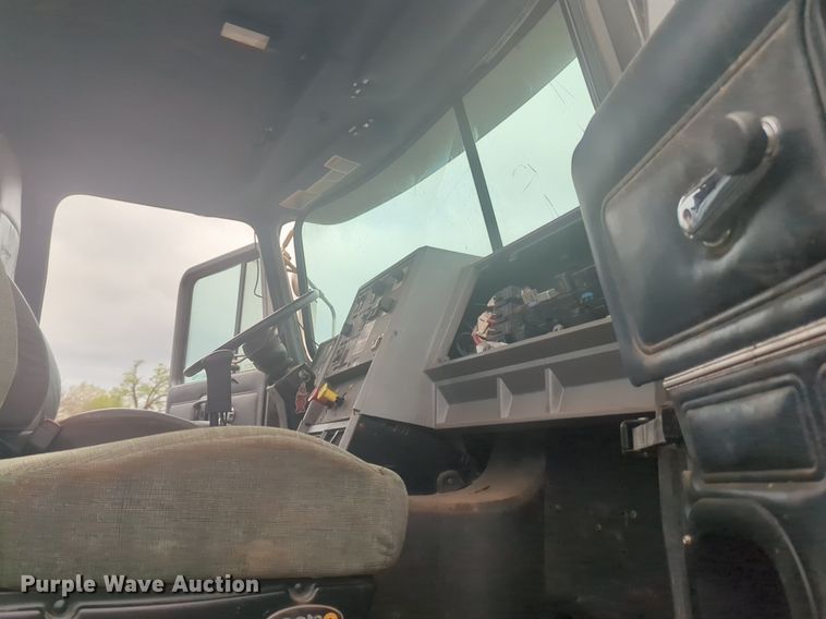 image for item NG9372 2000 Mack CH613 semi truck