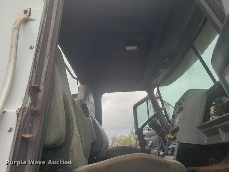 image for item NG9372 2000 Mack CH613 semi truck