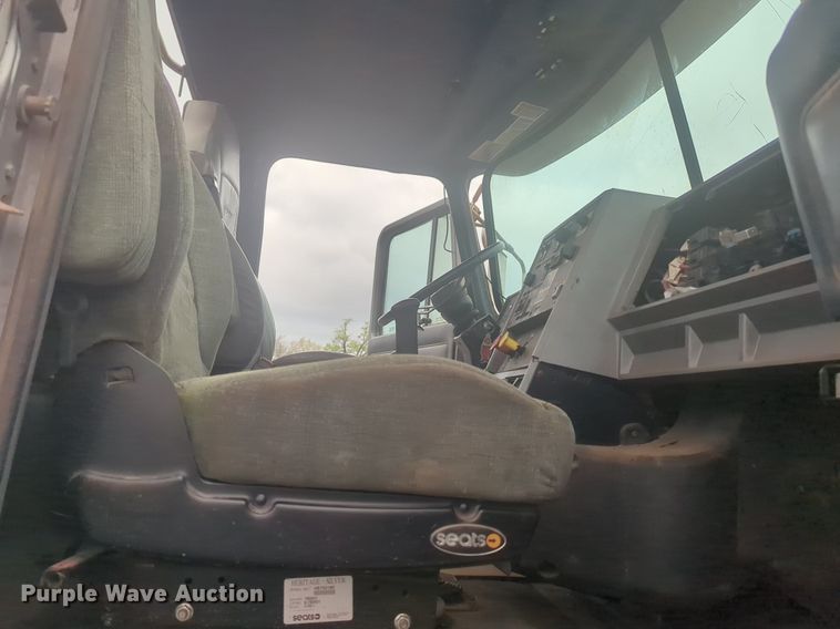 image for item NG9372 2000 Mack CH613 semi truck