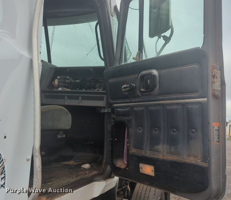 image for item NG9372 2000 Mack CH613 semi truck