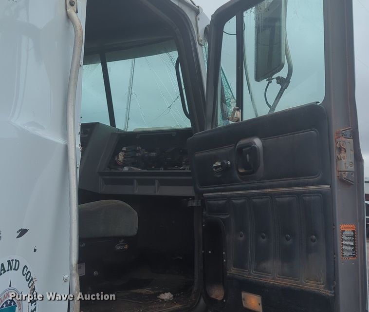 image for item NG9372 2000 Mack CH613 semi truck