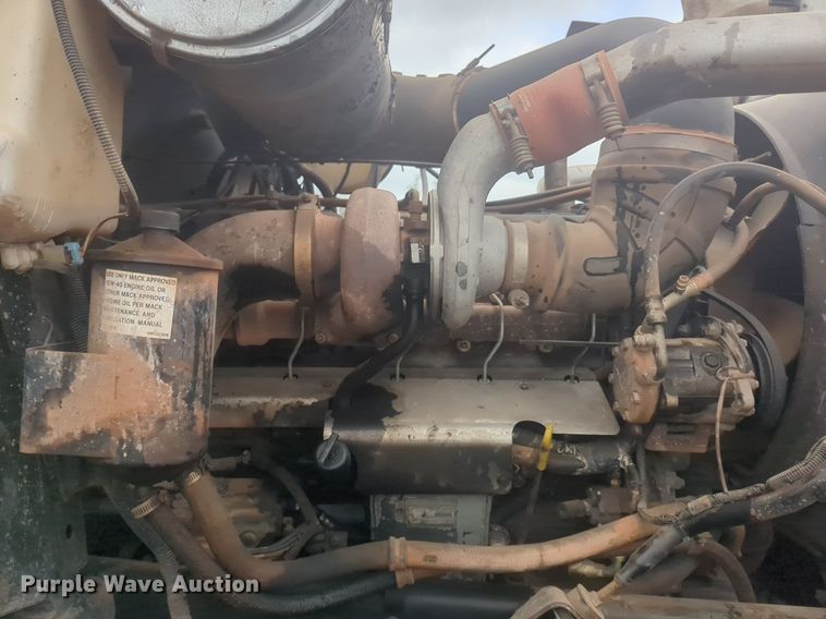 image for item NG9372 2000 Mack CH613 semi truck