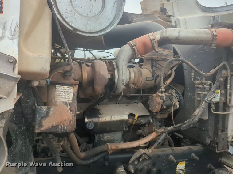 image for item NG9372 2000 Mack CH613 semi truck