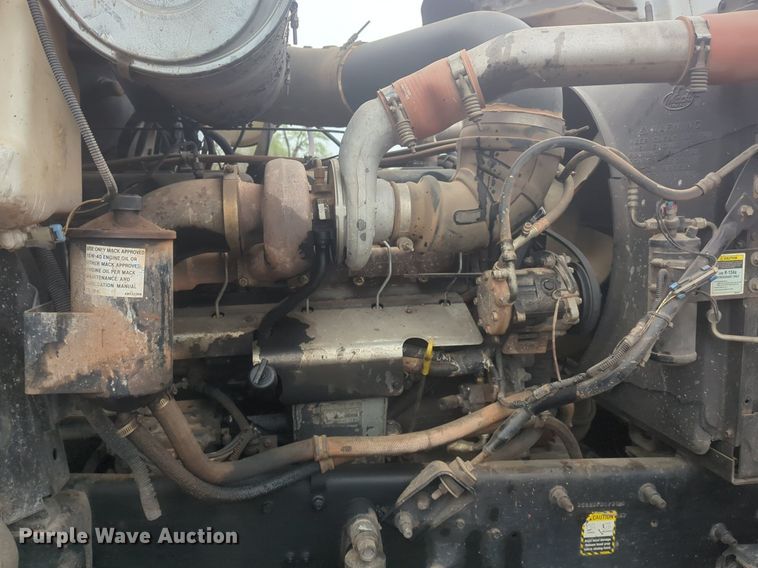 image for item NG9372 2000 Mack CH613 semi truck