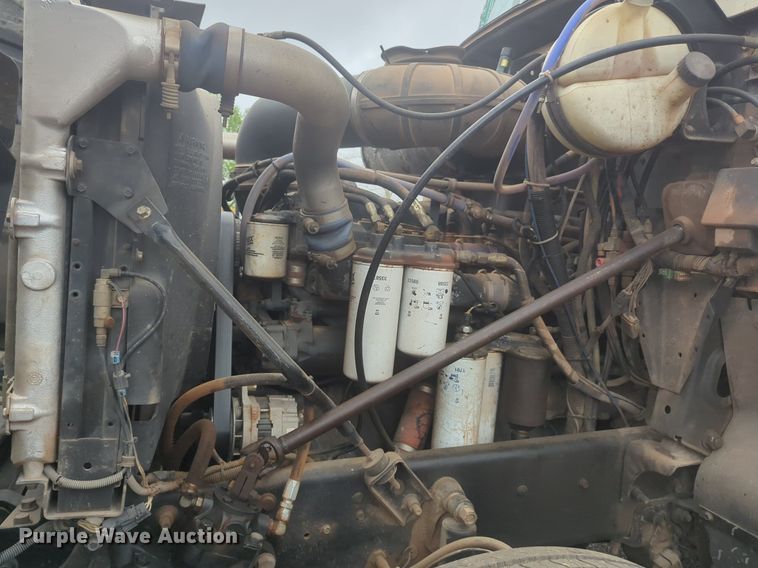 image for item NG9372 2000 Mack CH613 semi truck