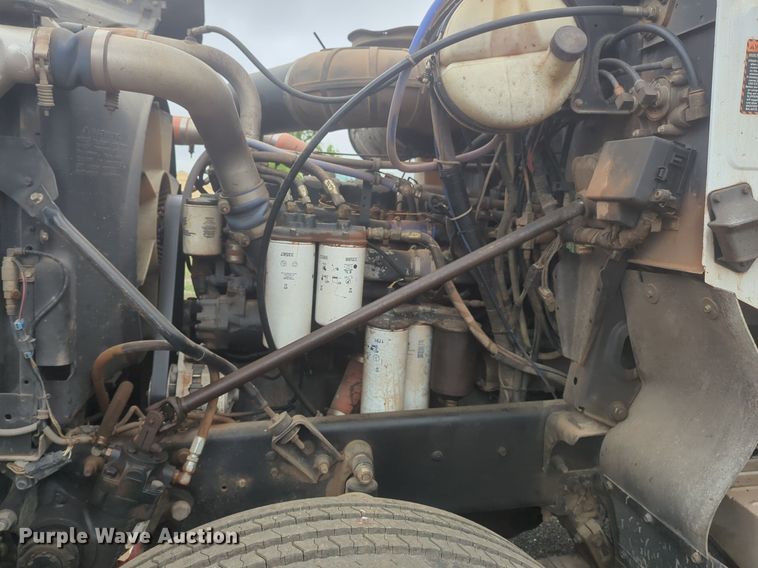 image for item NG9372 2000 Mack CH613 semi truck