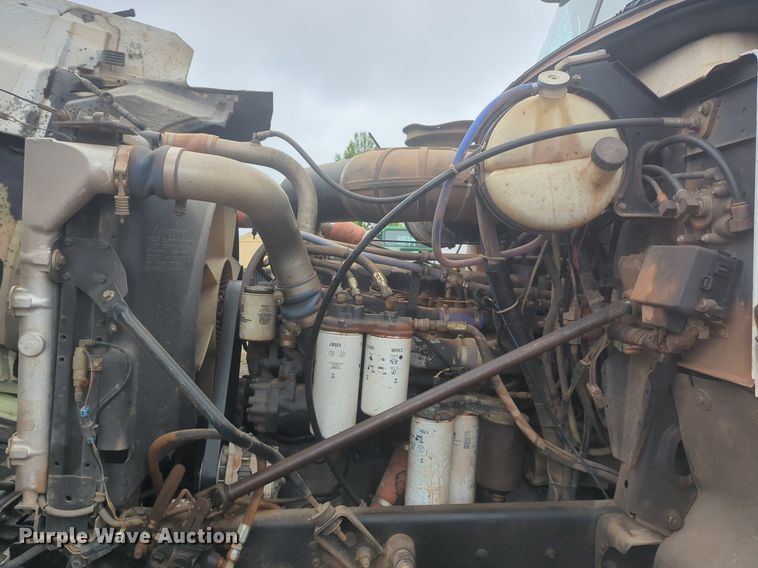 image for item NG9372 2000 Mack CH613 semi truck