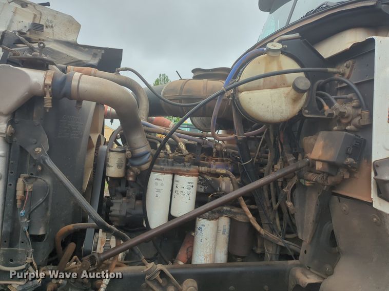 image for item NG9372 2000 Mack CH613 semi truck