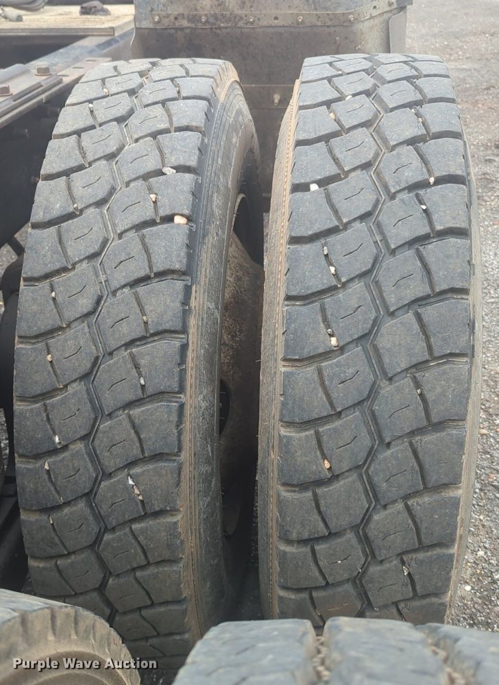 image for item NG9372 2000 Mack CH613 semi truck