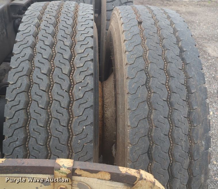 image for item NG9372 2000 Mack CH613 semi truck