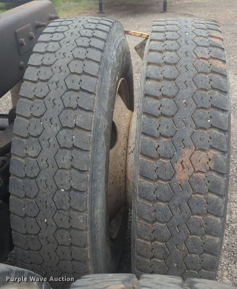 image for item NG9372 2000 Mack CH613 semi truck