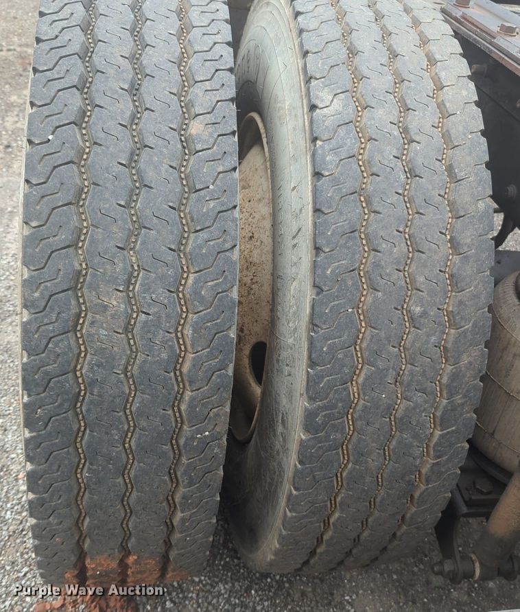 image for item NG9372 2000 Mack CH613 semi truck