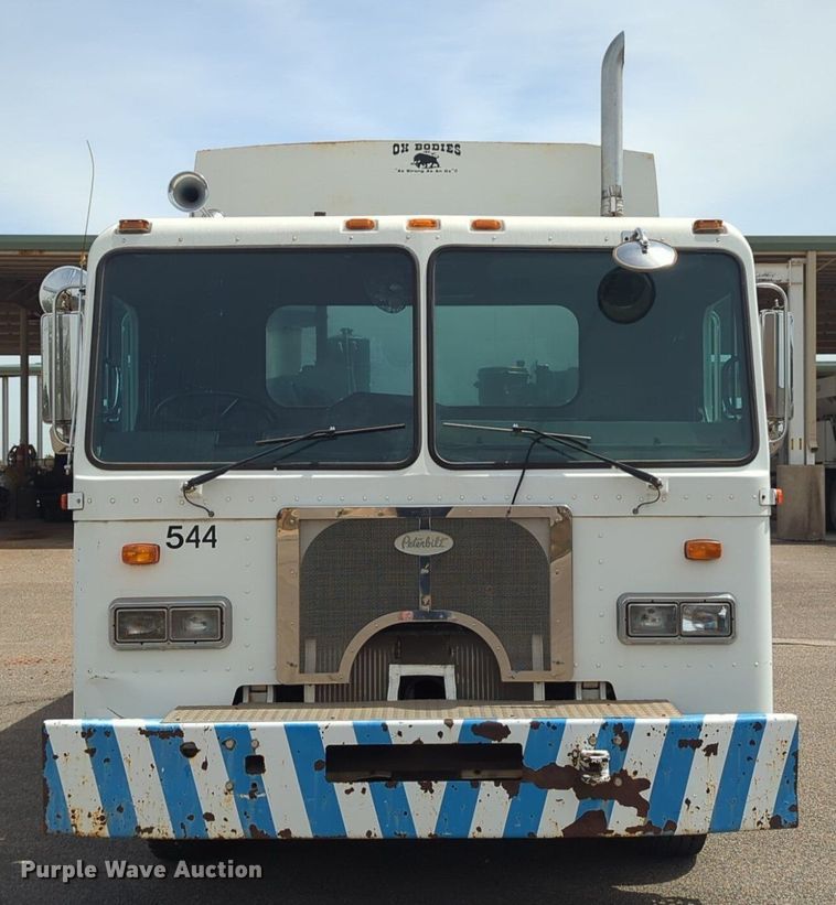 image for item NG9468 1996 Peterbilt  320 chipper truck