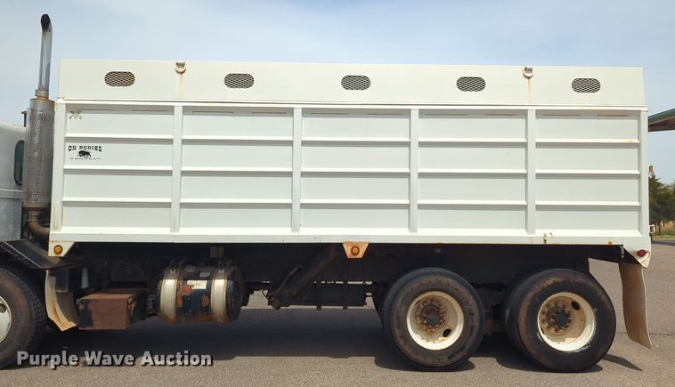 image for item NG9468 1996 Peterbilt  320 chipper truck