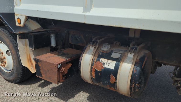 image for item NG9468 1996 Peterbilt  320 chipper truck