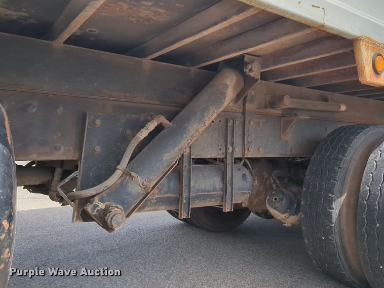 image for item NG9468 1996 Peterbilt  320 chipper truck