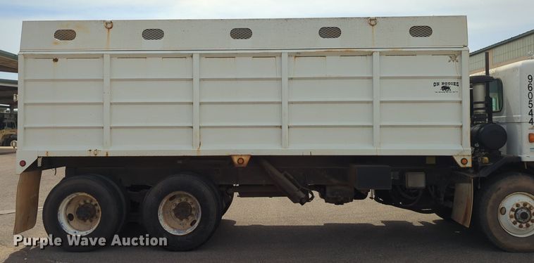 image for item NG9468 1996 Peterbilt  320 chipper truck