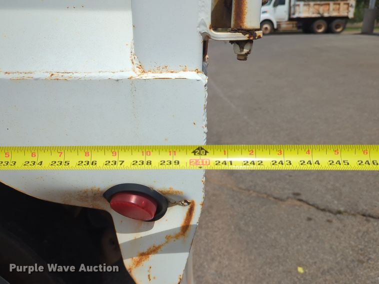 image for item NG9468 1996 Peterbilt  320 chipper truck