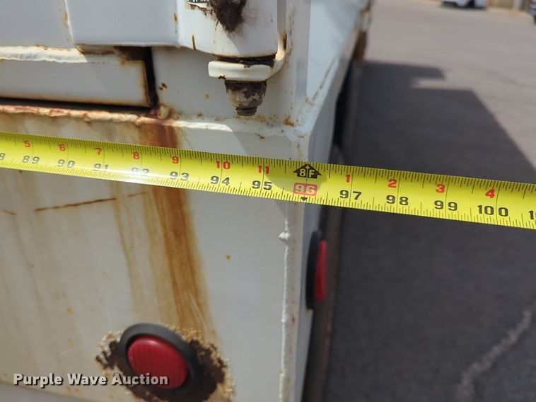 image for item NG9468 1996 Peterbilt  320 chipper truck