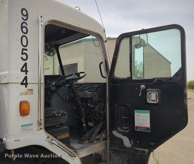 image for item NG9468 1996 Peterbilt  320 chipper truck