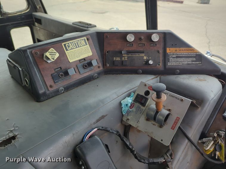 image for item NG9468 1996 Peterbilt  320 chipper truck